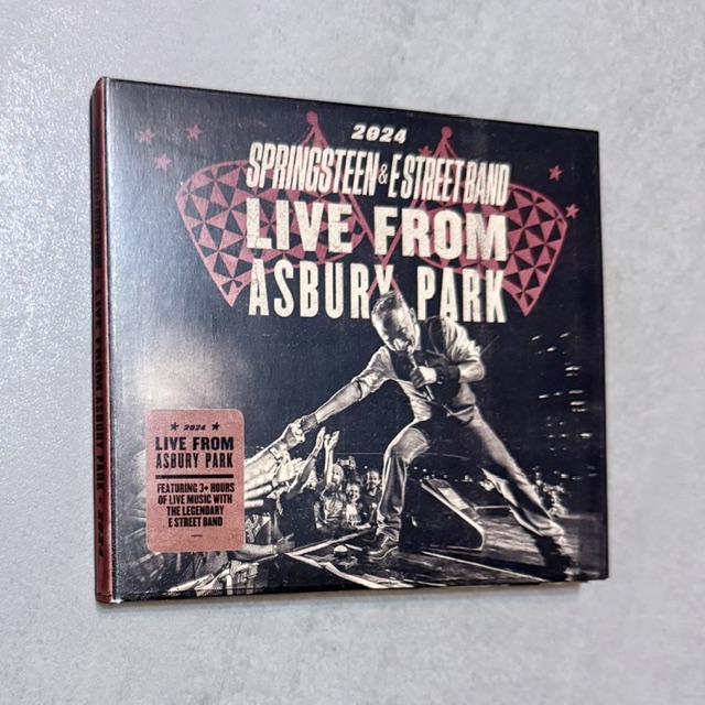 Este testimonio íntegro de lo acontecido el 15 de septiembre de 2024 en ese legendario y fundacional Asbury Park adquiere un voltaje emocional superlativo, sencillamente maravilloso. Y en formato de triple CD, claro, porque The Boss sigue sin bajarse del escenario antes de las tres horas y cuarto de concierto
