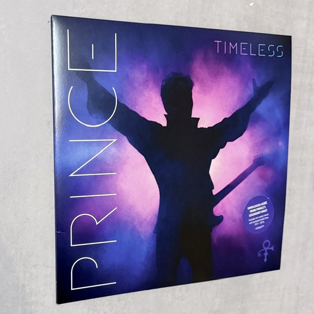 El mítico fondo de armario sonoro de Prince Rogers Nelson no llegaba a ser infinito, evidentemente, pero 10 años después de la muerte del genio sigue deparándonos un buen puñado de premios de consolación. Timeless es en puridad el álbum número 41 del autor de Purple rain, pero su condición póstuma, demorada y radicalmente dispersa en sus fuentes originales lo convierte en una rareza absoluta