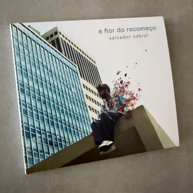 De entrada, podía parecer un álbum de transición, un pequeño paréntesis estratégico para trazar complicidades específicas con el público internacional de habla portuguesa. Qué va. A Sobral se le intuye comprometido hasta los tuétanos con la aventura, convertida, como su último corte, en “oración para ateos”
