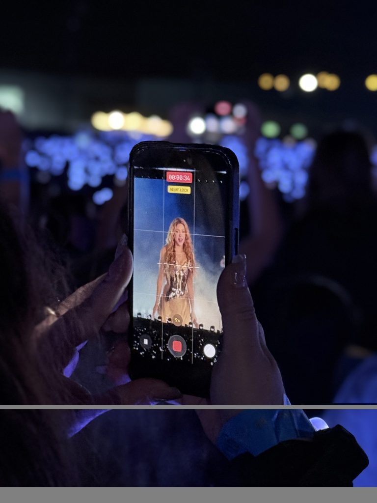 Hay algo bueno, muy bueno, que advertir en torno a los conciertos de la colombiana: son, ante todo, conciertos. También en este decimotercero y definitivo de la residencia europea. Y con independencia de que la experiencia esté medida, pautada y concebida con precisión quirúrgica para resultar sencillamente espectacular